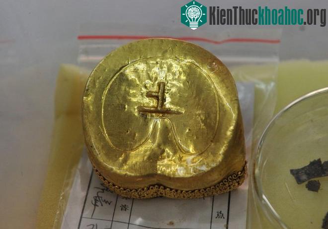 Một thỏi vàng đúc chữ "Thượng". (Ảnh: QQ).