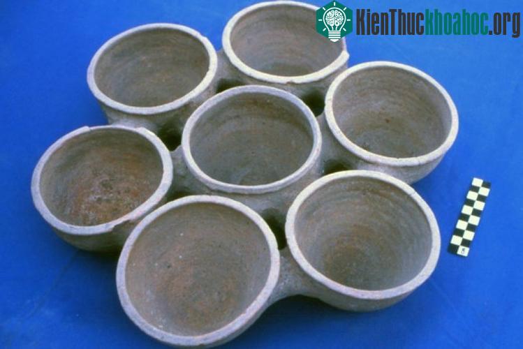 &nbsp;Đây là một phát hiện độc nhất vô nhị. Chiếc khay gồm 7 bát được dùng để đựng 7 loại đồ ăn khác nhau. Các chuyên gia tin rằng, chiếc khay này có khả năng được sử dụng để chứa đồ ăn thật khi đư...