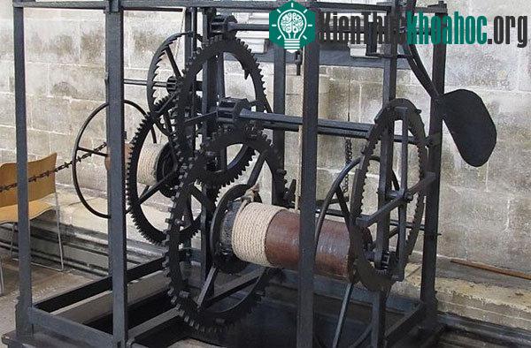 Chiếc máy đồ sộ này lại là một cổ vật độc đáo, là chiếc đồng hồ cơ khí cổ nhất còn hoạt động tới nay.