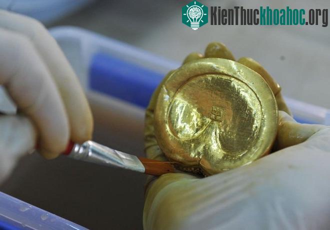 Thỏi vàng đúc chữ "Trung". (Ảnh: QQ).