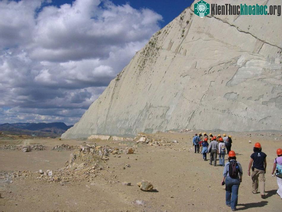 Năm 2006, công viên Cretaceous mở cửa với mô hình những loài khủng long đã để lại dấu chân trên vách đá, một bảo tàng và một đài quan sát cách mặt đá 150 m. Nơi này thu hút hơn 120.000 du khách mỗi...