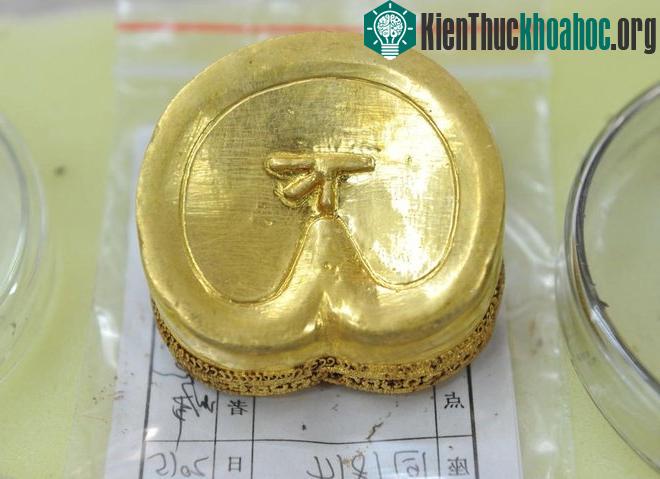 Thỏi vàng có chữ "Hạ". (Ảnh: QQ).
