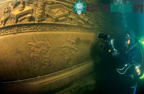 Thành phố cổ nguyên vẹn dưới đáy hồ đẹp đến khó tin