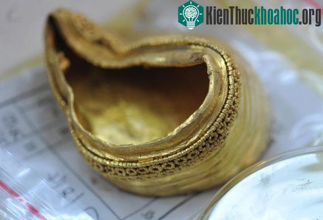 Bên dưới thỏi vàng hình móng ngựa được chạm trổ hoa văn tinh xỏa.