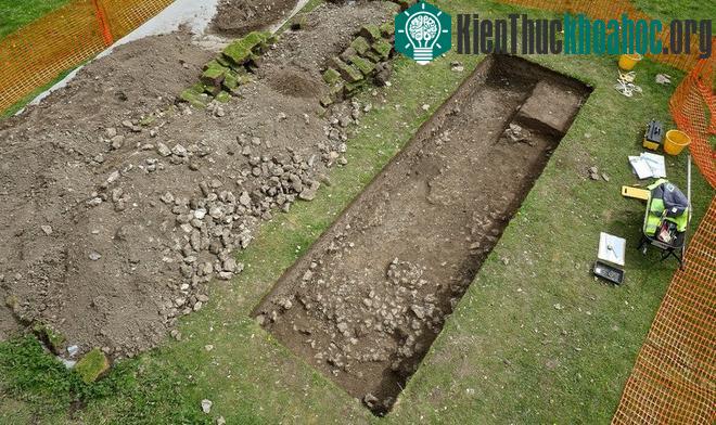Những đồ tạo tác tìm thấy gần biệt thự gồm một nhà tắm, giếng nước, đồ gốm sứ, đồng xu...
