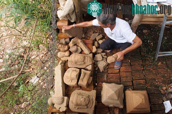 Những tượng, hiện vật bằng sa thạch được xếp riêng một chỗ trong khu đất của ông Lập. Theo đó, có hai phần chóp của tháp góc, hai phù điêu đầu người cầu nguyện trang trí trên tường của khu tháp...