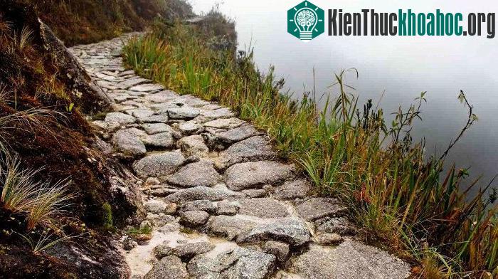 Con đường hoành tráng này có những đoạn rộng đến 20 mét (66 ft).