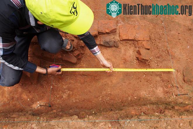 Những phần tháp vừa phát lộ được đo đạc cẩn thận, vẽ bản đồ mô phỏng. Đại diện đoàn khảo cổ cho biết, những di tích khai quật được rất giống với dấu vết người Chăm ở khu di tích Khương Mỹ (huyện Nú...