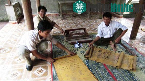 Số văn tự được viết bằng chữ Hán trên giấy gió với nét chữ mảnh, rõ và sắc nét.