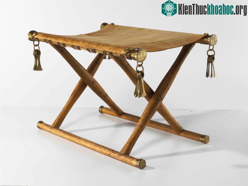 Chiếc ghế từ thời đồ đồng đang được lưu trữ trong bảo tàng ở Đức.