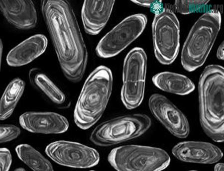 Zircon giúp nhìn về quá khứ (Ảnh: Science/AAAS)