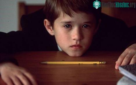 Nam diễn viên Haley Joel Osment thủ vai cậu bé có thể nhìn thấy người chết trong bộ phim "Giác quan thứ sáu" năm 1999.