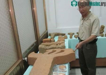 Một trong số 30 hiện vật mà các nhà khảo cổ đã phát hiện tại nền móng tháp Chăm ở Phong Lệ