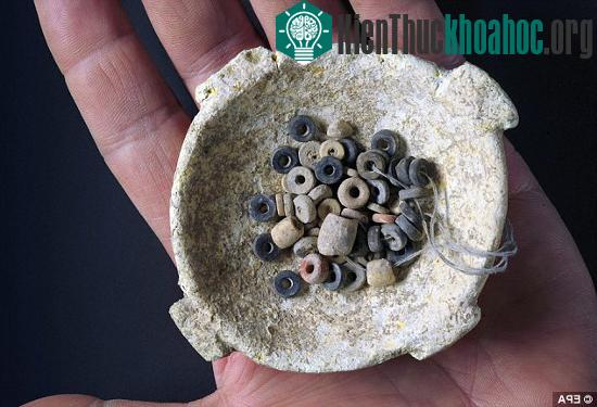 Đồ tạo tác thuộc thời kỳ đồ đá được phát hiện tại Ein Zippori, bao gồm bộ sưu tập những hột đá màu sắc.