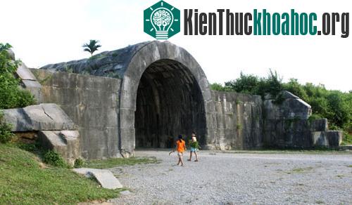 Cổng phía Đông Thành nhà Hồ với mái vòm đá đồ sộ.