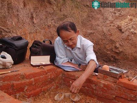 PGS.TS. Nguyễn Lân Cường - người phụ trách cuộc khai quật khẩn cấpngôi mộ cổ cuối tháng 8 vừa qua. (Ảnh: L.C)
