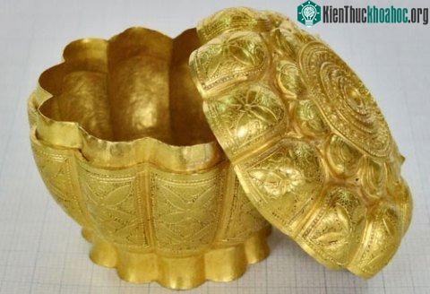 Hộp còn đầy đủ cả thân và nắp