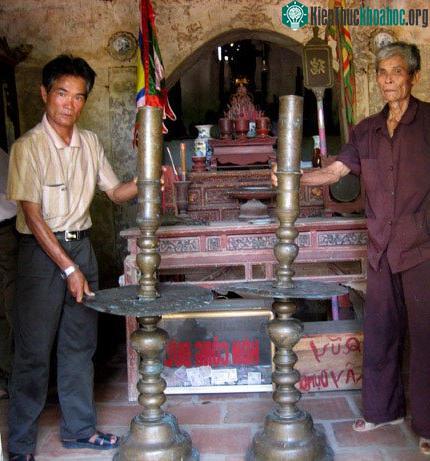 Hai cây đại đăng bằng đồng cao tới 1,5m và nặng hàng chục kg.