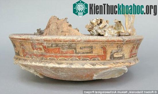 Chiếc chậu gỗ cỡ lớn, chạm hoa văn được úp lên trán của Nữ hoàng.