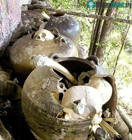 Những chiếc bình đựng cốt mà nhà khảo cổ&nbsp;tìm thấy trên vách núi. (Ảnh:&nbsp;