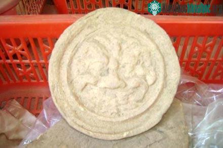 Trang trí đầu ngói chạm mặt kala - một hiện vật lạ phát hiện tại Mỹ Sơn.