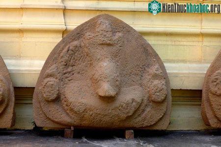 Một số hiện vật khai quật được từ di tích Cấm Mít