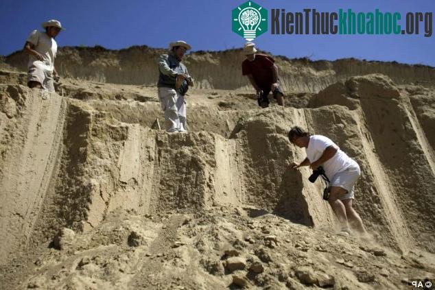 Công việc đào bới không hề đơn giản mà đôi khi rất nguy hiểm.