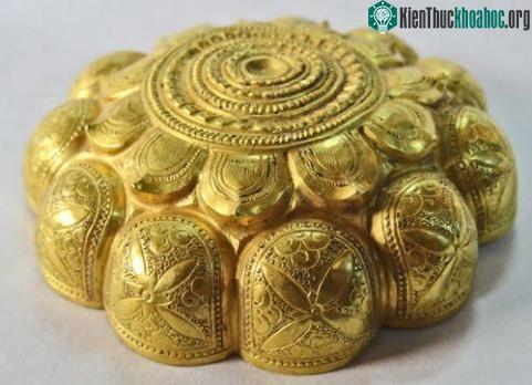 Nắp hộp được chế tác tinh xảo