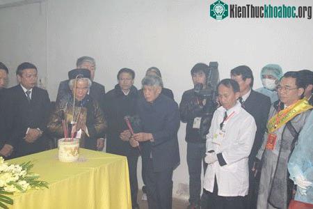 Đồng chí Lê Khả Phiêu thắp hương tại phòng thi hài vua Lê Dụ Tông. (Ảnh: N.M.H)