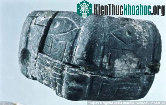 Chiếc nhẫn đá cỡ nhỏ mà các nhà khảo cổ tìm thấy trong ngôi mộ 1300 tuổi ở tầng trên.