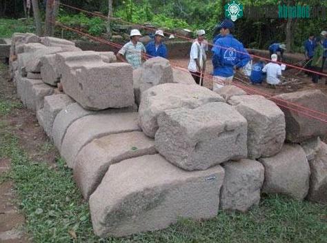 Nhiều phiến đá chạm khắc được phát lộ