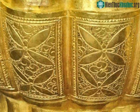 Cận cảnh hoa văn phần thân hộp
