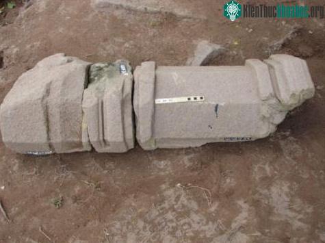 Phiến đá hình trụ được xác định là trụ cửa đền thờ