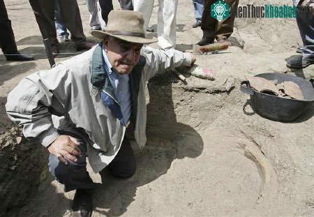 Tiến sĩ Zahi Hawass