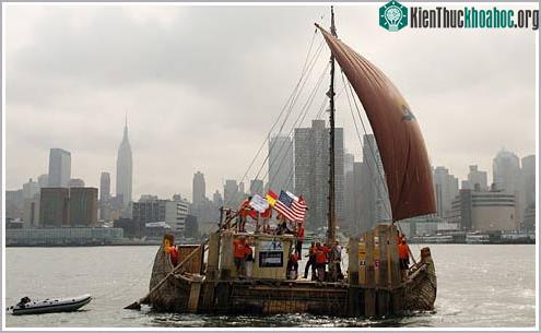 Thuyền Abora III và đoàn thủy thủ gồm 12 người