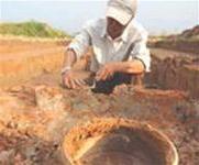 Các di vật và dấu vết kiến trúc xuất lộ trong cuộc khai quật.