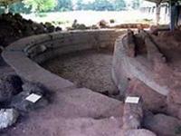 Thủy hồ hình trăng khuyết nằm bên cạnh điện Bát Giác