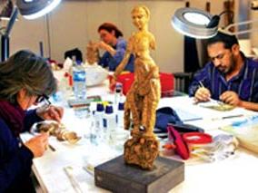 Các chuyên gia phục chế tại Bảo tàng Guimet đang làm sạch những vật báu