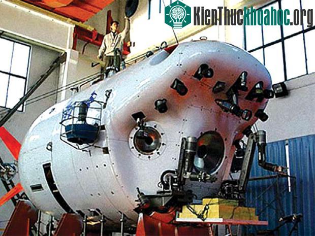 Trung Quốc là nước thứ năm trên thế giới có khả năng chế tạo tàu lặn sâu hơn 3,5km. Trong ảnh: một tàu lặn đang được đóng mới. Ảnh: THX