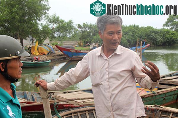 Ngư dân Nguyễn Xuân Thảo (xã Lộc Vĩnh) cho hay, sau khi xuất hiện cá chết, nhiều hộ dân đã phơi thuyền, không ra khơi đánh cá. (Ảnh: Đắc Đức).