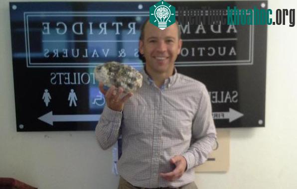 Adam Partridge bên cạnh khối "vàng nổi" trị giá 10.000 USD.