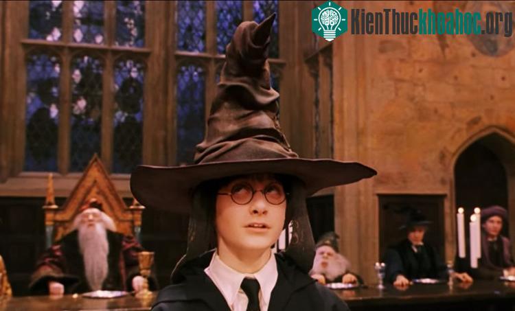 Nhân vật Harry Porter đội Chiếc mũ Phân loại trên đầu. (Ảnh: Youtube).