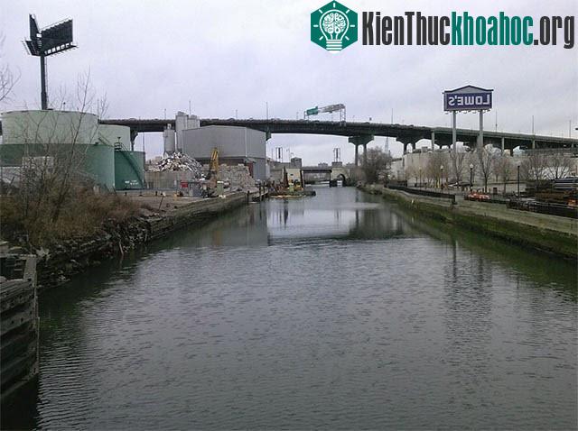 Con cầu bắc qua kênh Gowanus. (Ảnh: NYTimes).