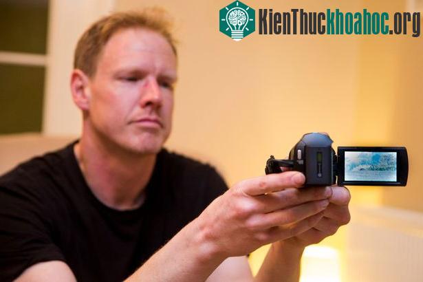 Phillip White tại ngôi nhà nơi anh quay được hình ảnh con thú hoang ở khoảng cách 70m.