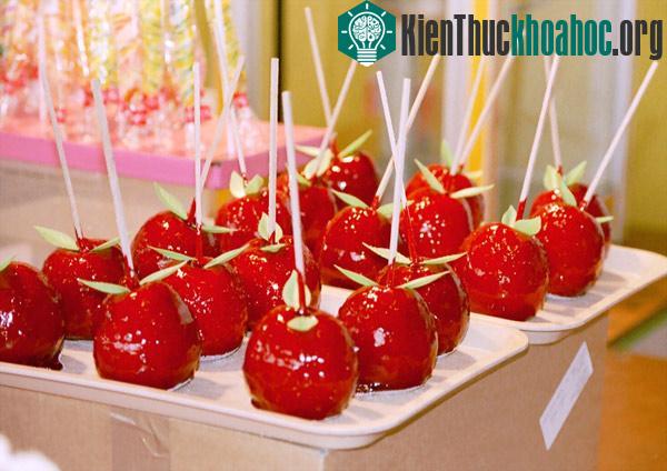 Ngày nay kẹo táo còn được trang trí thêm chocolate, đậu phộng hay kẹo cốm đủ màu rực rỡ.