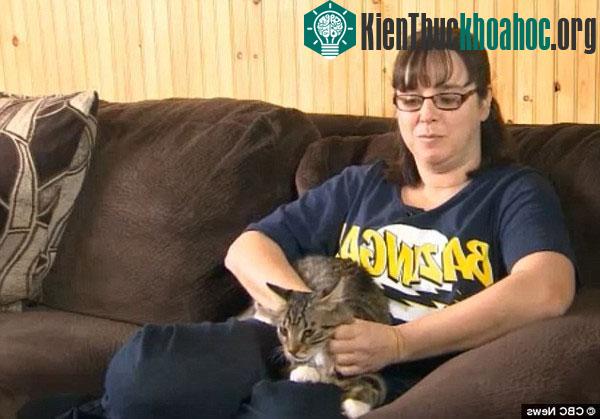 Clarke-Murphy chơi đùng cùng mèo Mittens tại nhà ở thị trấn Heart's Desire, thuộc tỉnh Newfoundland và Labrador. (Ảnh: CBC News)