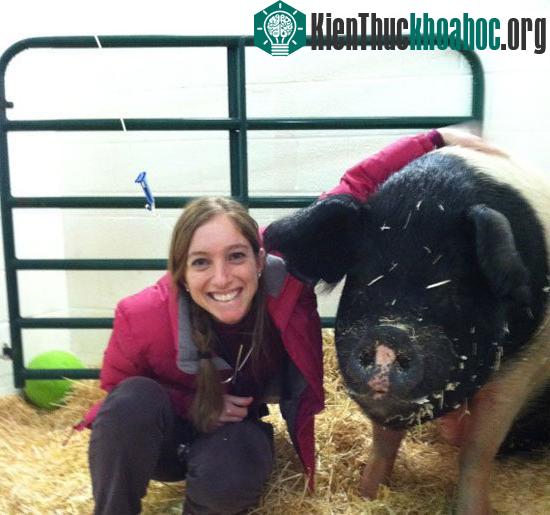 Bác sĩ Emily Barrell và Nemo. (Ảnh: Đại học Cornell)