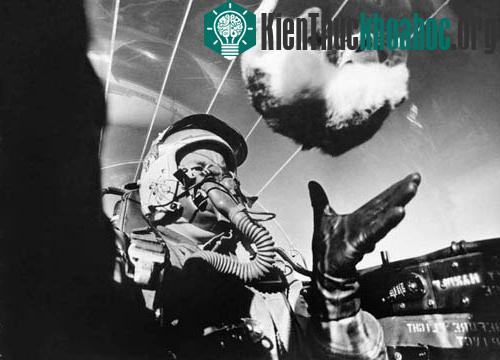 Năm 1947, các nhà khoa học Mỹ nghiên cứu khả năng tiếp đất của loài mèo bằng cách đưa hai con mèo lên một chiếc máy bay (loại máy bay giảm trọng lực, dùng trong các hoạt động đào tạo phi hành gia n...