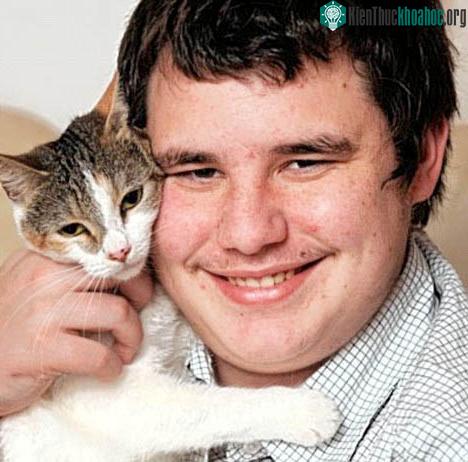 Mèo Lilly đã từng cứu sống chủ nhân Nathan Cooper. Ảnh: Daily Mail.