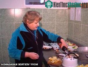 Một nhân viên của vườn thú thành phố Karaganda đổ rượu vang vào ấm chứa nước nóng trước khi đem cho khỉ. (Ảnh: BBC)